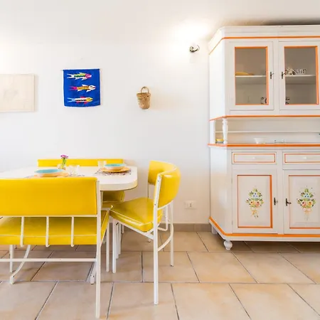 - Casetta Favonia Fronte Mare Apartment