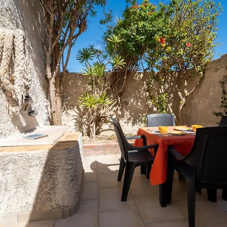 - Casetta Favonia Fronte Mare Apartment